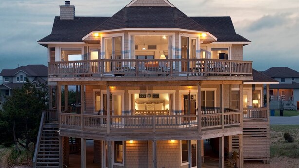 Een meerlaags huis met een balkon, een trap en een terras.