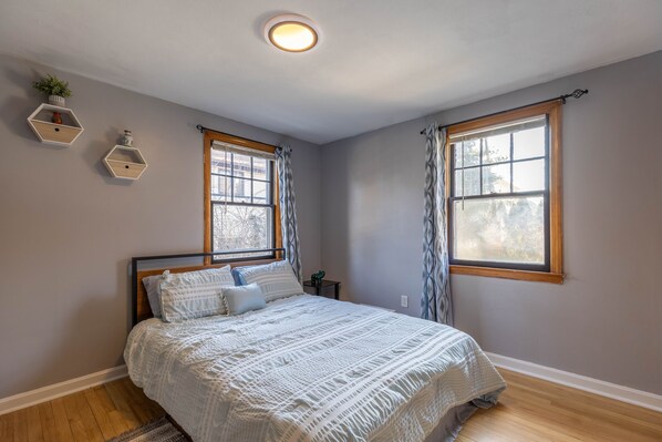 4 habitaciones, escritorio, tabla de planchar con plancha y wifi 