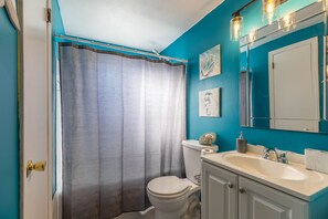 Baignoire, serviettes fournies, savon, papier toilette