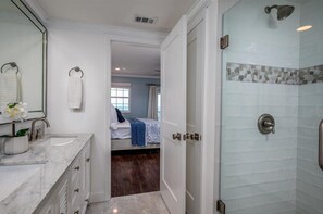 Bathtub, towels, soap, toilet paper - Class A Condo - located in Belleair Beach, FL (Belleair Beach)