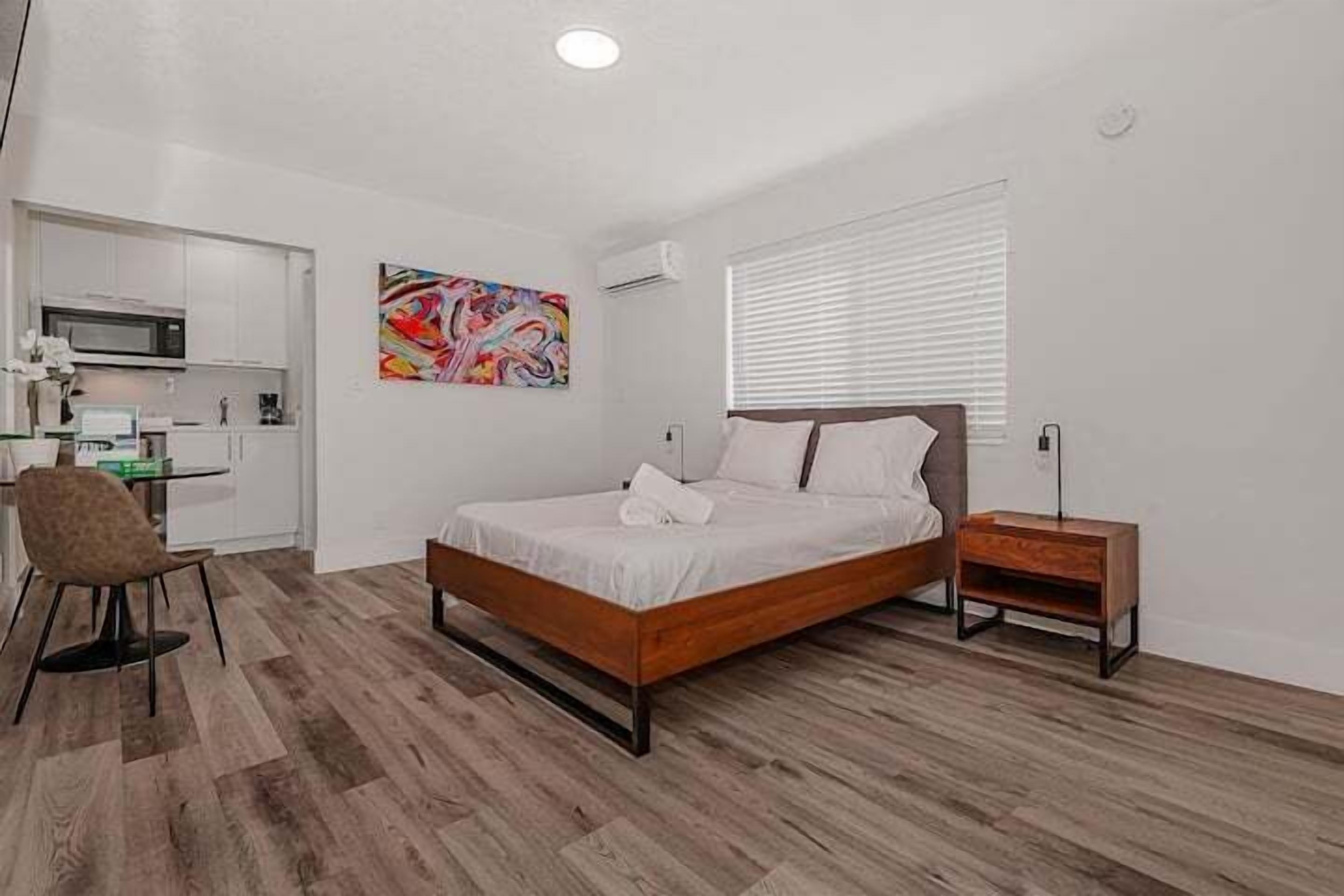 SUNSET SHORES 7, Walk to the Beach