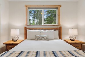 2 bedrooms, iron/ironing board, free WiFi, bed sheets - Modern 2 Bed/1 bath Apartment. Sleep 5 guests - 10 minutes from Glacier Park! (Hungry Horse)