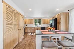 Dining - Modern 2 Bed/1 bath Apartment. Sleep 5 guests - 10 minutes from Glacier Park! (Hungry Horse)
