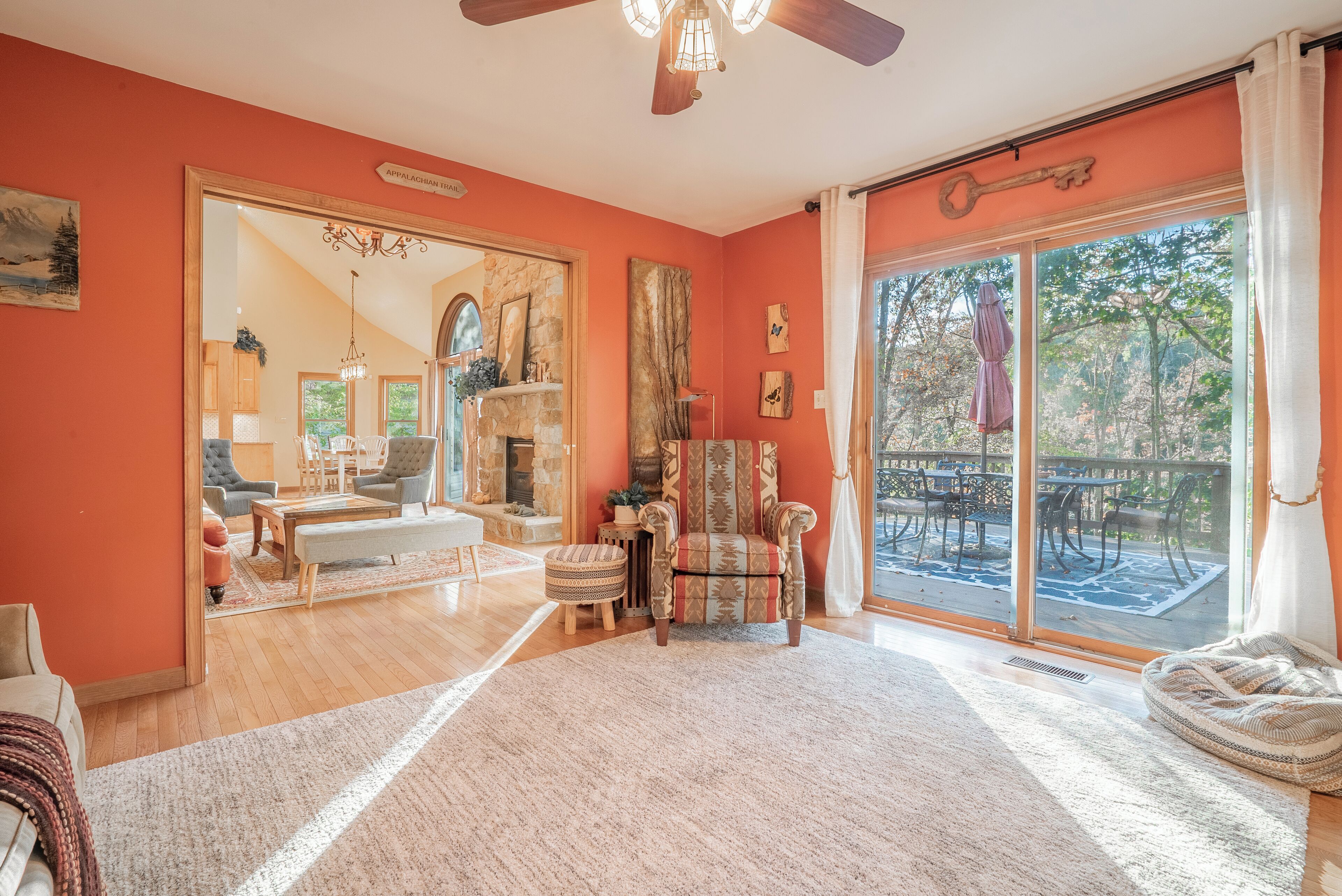 TV, peis, bordtennis og stereoanlegg