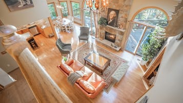 TV, peis, bordtennis og stereoanlegg