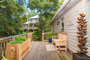 Property grounds - Family Entertainment Beach House, Hot tub, Nature Park, Fire pit, Pizza Oven (Emerald Isle)