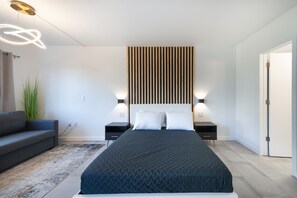 Caja de seguridad en la habitación y tabla de planchar con plancha 