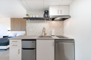 Kühlschrank, Mikrowelle, Herdplatte, Geschirrspüler