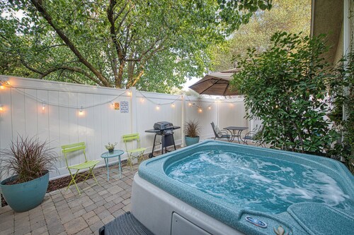 Acorn Cottage / Hot Tub / E V Charger/Yosemite Area