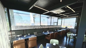 供应早餐和晚餐