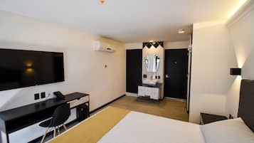 Quarto, 1 cama Queen, sacada | Roupas de cama premium, edredons de pluma, cofres nos quartos
