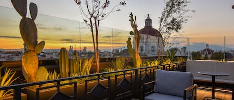 Se sirven desayunos, cenas y cocina mexicana con mesas al aire libre