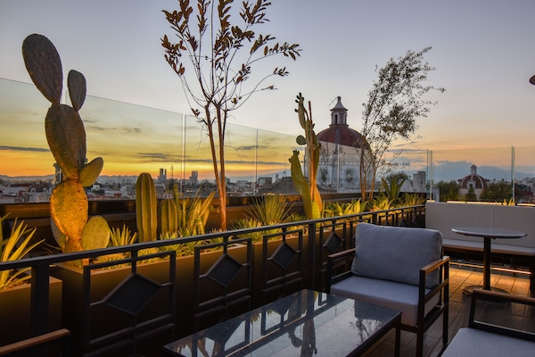 Se sirven desayunos, cenas y cocina mexicana con mesas al aire libre