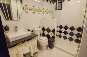 Room, 1 Queen Bed, Courtyard View | Bathroom | Shower, eco-friendly toiletries, towels, soap - Hotel Tamara (Puebla)