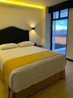 Kamer, 1 queensize bed, uitzicht op binnenplaats | Luxe beddengoed, donzen dekbedden, een kluis op de kamer, een bureau