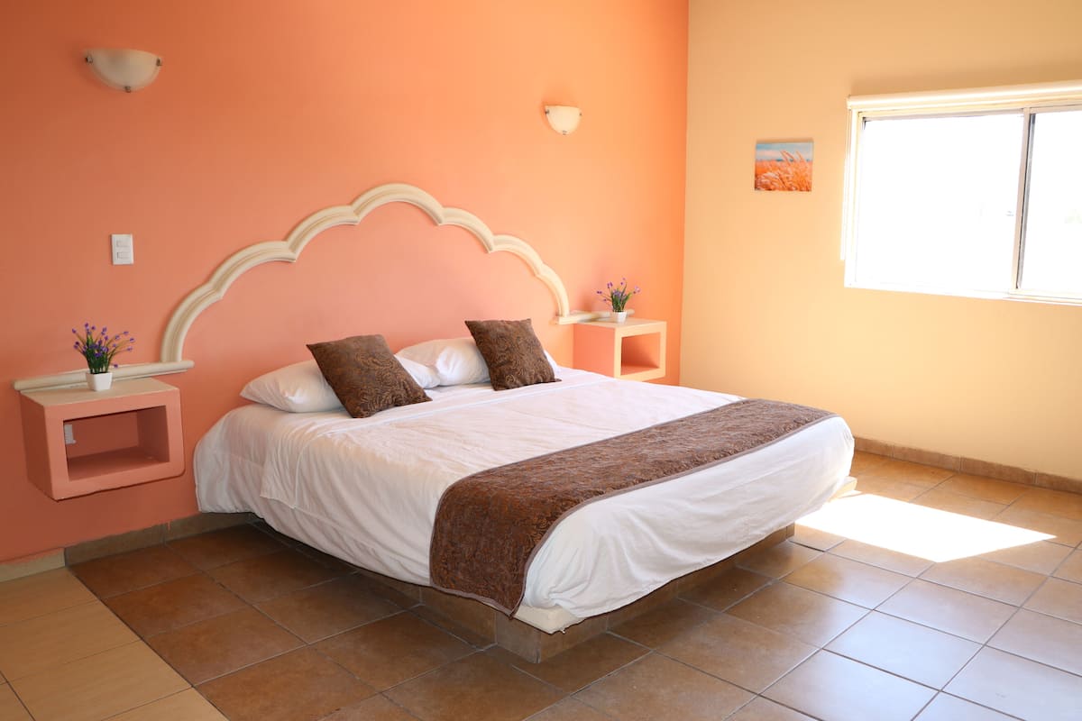 Kamar, 1 Tempat Tidur King, pemandangan halaman | Selimut bulu angsa, minibar, brankas, dan setrika/meja setrika