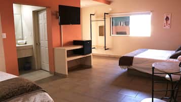 Edredón, minibar y caja de seguridad en la habitación