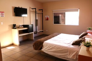 Room, 1 King Bed, Courtyard View | Down comforters, minibar, in-room safe, iron/ironing board - Hotel Parque Inn (Hermosillo)