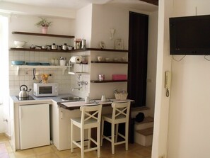 Frigorifero, microonde, macchina per tè/caffè, tavolo da pranzo