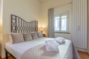 1 chambre, fer et planche à repasser