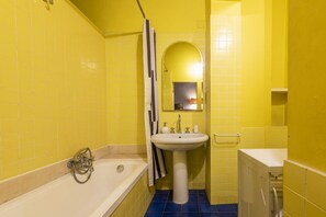 Badewanne, Haartrockner, Bidet, Handtücher
