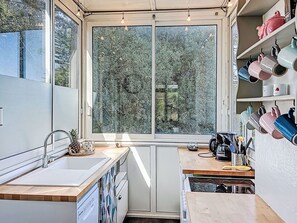 Mikrobølgeovn, ovn, oppvaskmaskin og brødrister