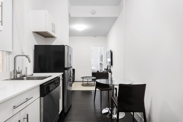 Frigorifero, microonde, forno, piano cottura