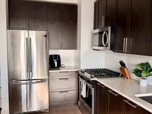 Fridge, microwave, oven, stovetop - Luxury NYC Studio Getaway with Amazing Views (Queens)
