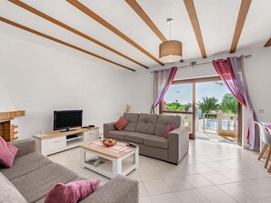 Flatskjerm-TV og peis