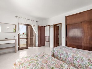 3 bedrooms, iron/ironing board, free internet