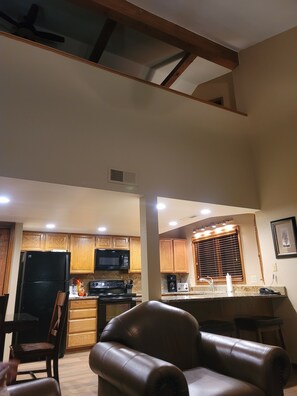 Kylskåp, mikrovågsugn, ugn och spishäll