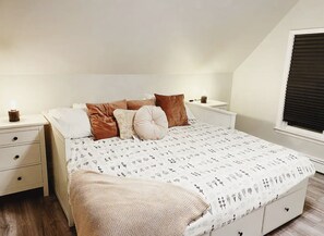 1 bedroom, WiFi, bed sheets - Rosé All Day King Studio | Retro Vibes | Downtown| (Fredericton)