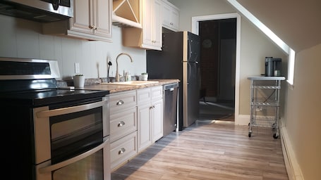 Fridge, microwave, oven, stovetop. Rosé All Day | Downtown King Studio, Full Kitchen & Free Parking