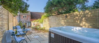 Luxury 1 bed cottage with hot tub and log burner
