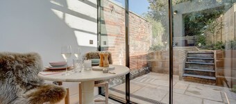 1 Bed Cottage Sleeps 2 with Hot Tub & Pets Welcome