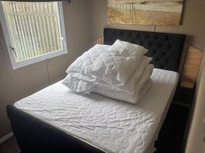 2 bedrooms, WiFi - Family Friendly - Sleeps4 - Close To Nature (Rhyl)