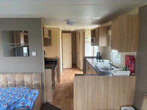 Fridge, microwave, oven, stovetop - Family Friendly - Sleeps4 - Close To Nature (Rhyl)