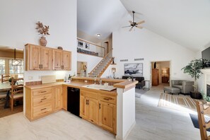 Smart TV, fireplace - 5BD/3BA w/Game Room in Split Rock, Near Jack Frost (Lake Harmony)