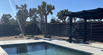 A gorgeous 3bd cabin + pool with gorgeous views surrounded by joshua trees