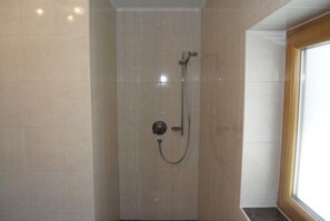 Chuveiro, secador de cabelo, toalhas de banho 