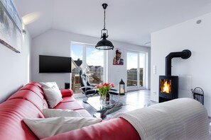 Televisión, chimenea, videojuegos y estéreo 