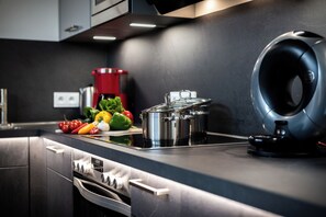 Kjøleskap, mikrobølgeovn, ovn og kokeplater