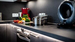 Kaffetrakter/tekoker, kjøleskap, mikrobølgeovn og ovn