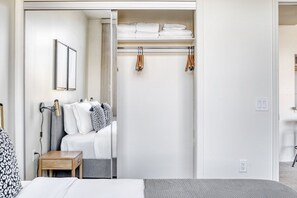 2 slaapkamers, een strijkplank/strijkijzer, wifi, beddengoed