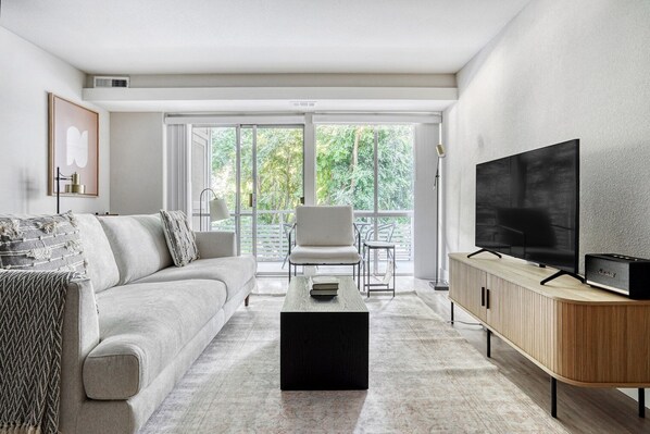 TV, stereo - Lux Sunnyvale 1BR w/ W/D, Gym & Pool, 10 min to FB & Google, by Blueground (Sunnyvale)