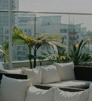 Property grounds - Lux Sunnyvale 1BR w/ W/D, Gym & Pool, 10 min to FB & Google, by Blueground (Sunnyvale)