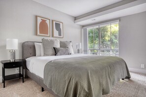 1 bedroom, iron/ironing board, WiFi, bed sheets - Lux Sunnyvale 1BR w/ W/D, Gym & Pool, 10 min to FB & Google, by Blueground (Sunnyvale)