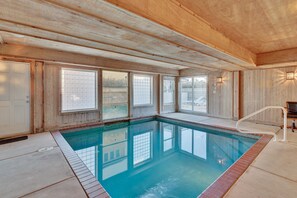 Una piscina cubierta