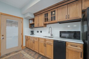 Full-sized fridge, microwave, oven, stovetop