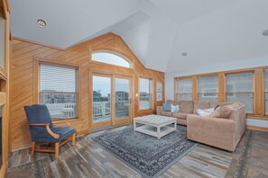 تلفزيون بشاشة مسطحة، مدفأة، مشغل دي في دي، ستيريو